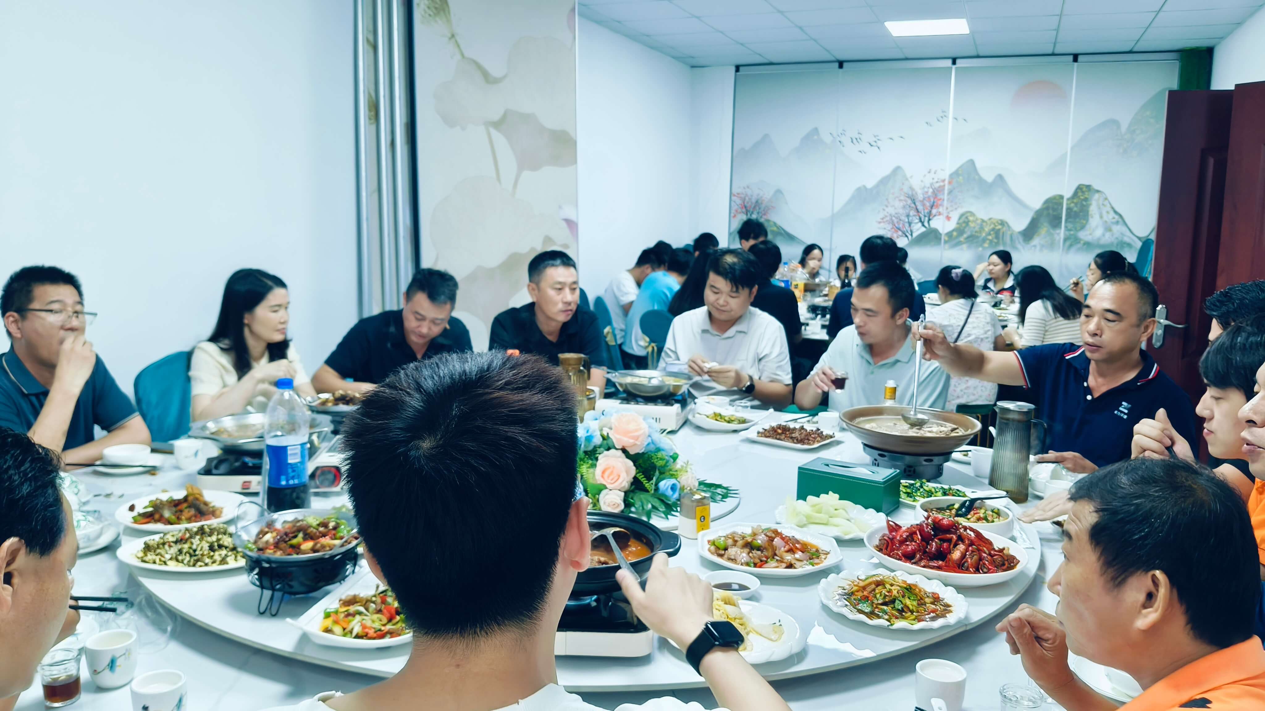 氛围感拉满！卓为净化端午全员聚餐，快乐干饭聚力出发
